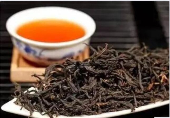 Lá dài hình elip hoặc hình elip, màu xanh lá cây, sáng, nâng lên, biên vi sóng, hơi gấp hoặc phẳng, acuminate apical, s
