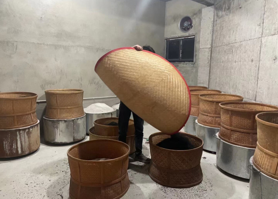 Trà Oolong nóng hoặc lạnh với mùi hoa để phục vụ
