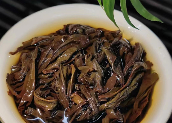 Trà Oolong nóng hoặc lạnh với mùi hoa để phục vụ