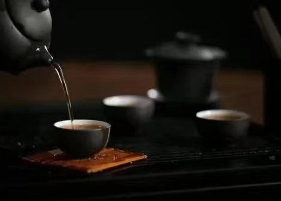 Trà Oolong nóng hoặc lạnh với mùi hoa để phục vụ