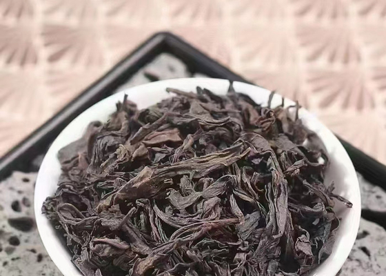 Trà đá Wuyi là trà oolong, được sản xuất ở Núi Wuyi ở phía bắc Phú Quyến, cây trà mọc trong các khe đá