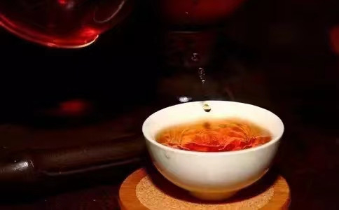 Màu nâu nhạt phân hủy chất béo với hương hoa