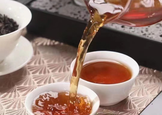 Màu nâu nhạt phân hủy chất béo với hương hoa