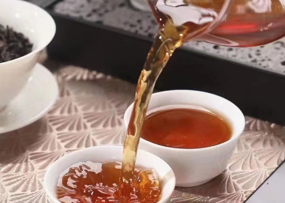 Trà đá Wuyi là trà oolong, được sản xuất ở Núi Wuyi ở phía bắc Phú Quyến, cây trà mọc trong các khe đá