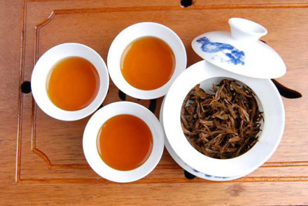 Đặc điểm của các loài vàng Clonal, bụi cây, tầng lớp trung lưu, các loài ban đầu