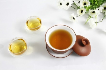 Trà hoa hồng vàng để lưu trữ lạnh với lá lỏng