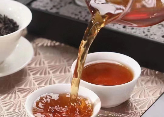 Trà đá Wuyi là trà oolong, được sản xuất ở Núi Wuyi ở phía bắc Phú Quyến, cây trà mọc trong các khe đá