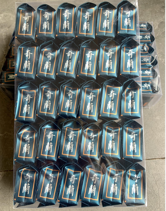 Cụm lông mày màu bạc là sản phẩm công nghệ mới của Lapsang Souchong, hệ thống điều khiển cho trà của các mũi phun trà hoang dã,