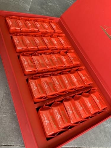 Narcissus là một giống nhân bản, loại cây bán, chiều cao của cây phát triển tự nhiên là khoảng 5 mét, màu lá i