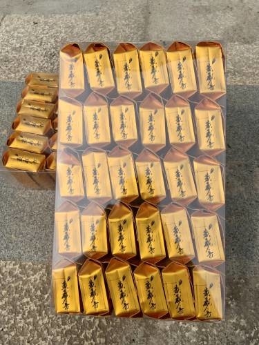 Hoa hồng vàng là một loại cây nhỏ, loại cây trung lưu, loại trà oolong đầu tiên.